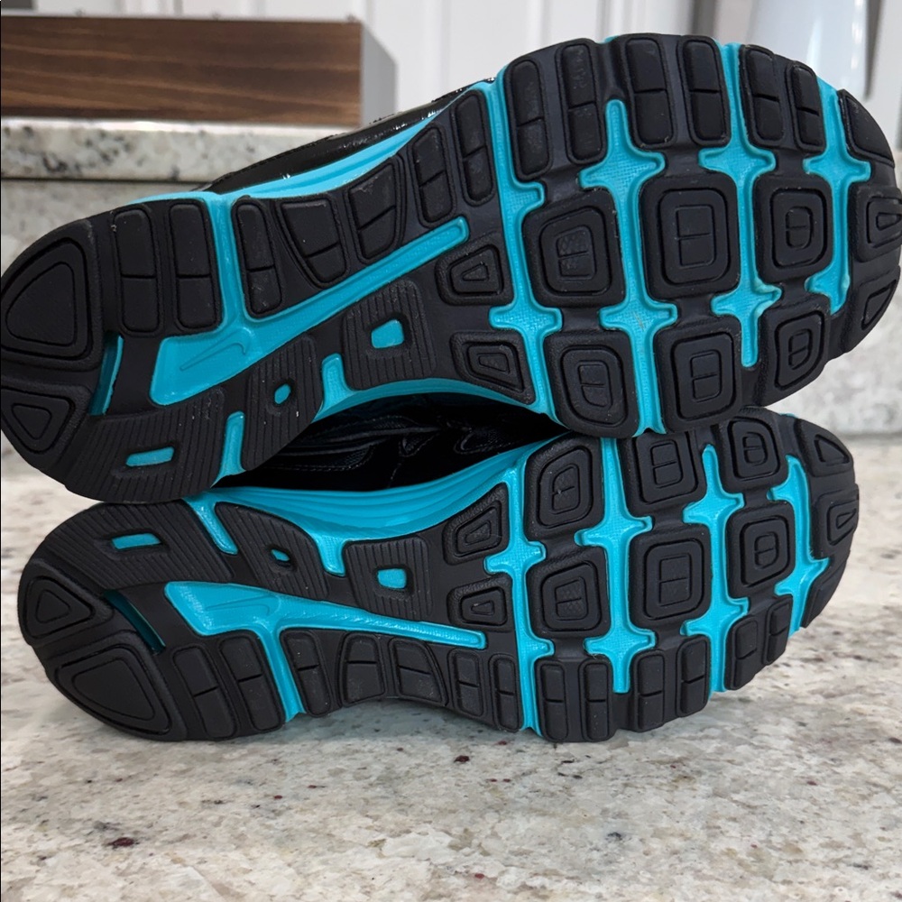 Women’s Like New Nike Sneakers - Picture 6 of 6